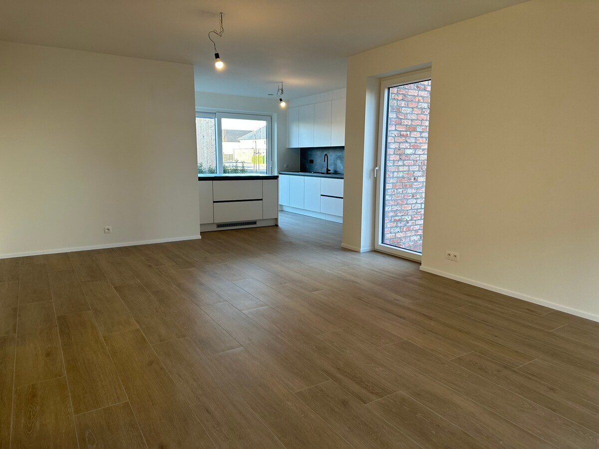 OPTIE!  NIEUW  gelijkvloers appartement met 3 slaapkamers en tuin. 