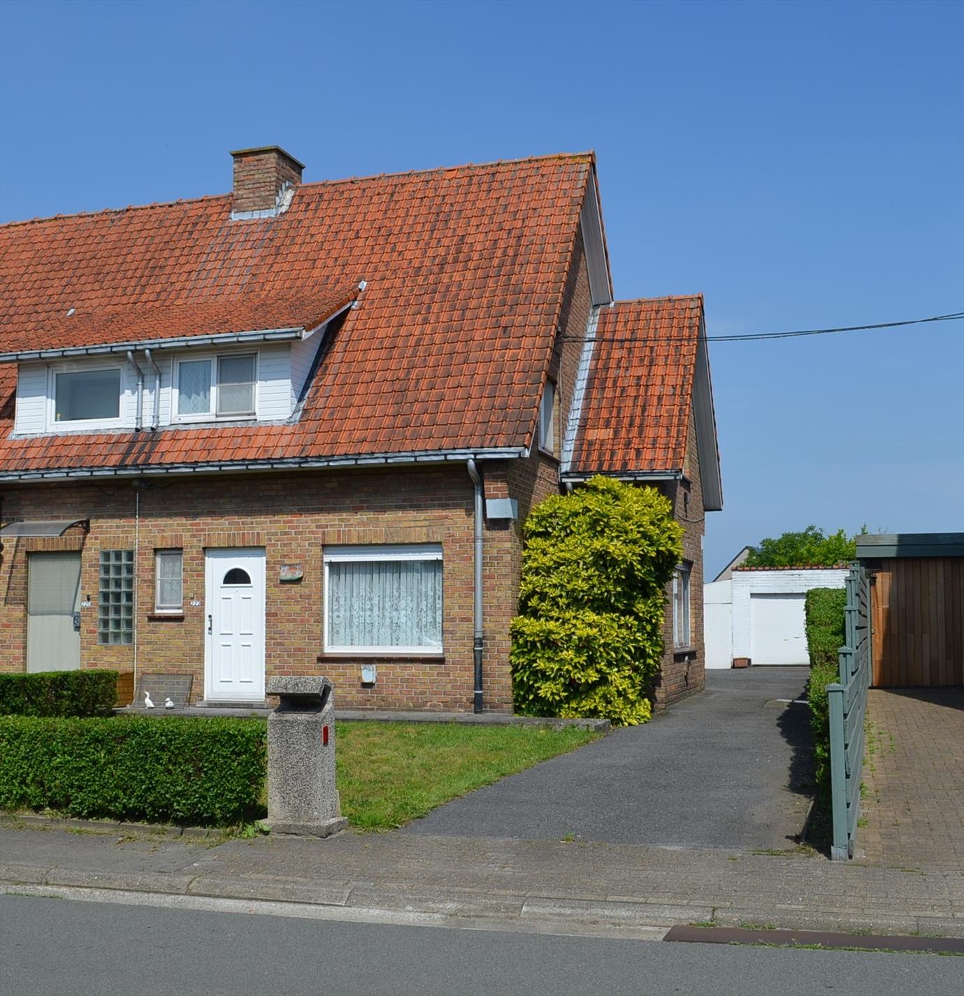 Op te frissen woning op 885m² rustig gelegen nabij centrum Maldegem 