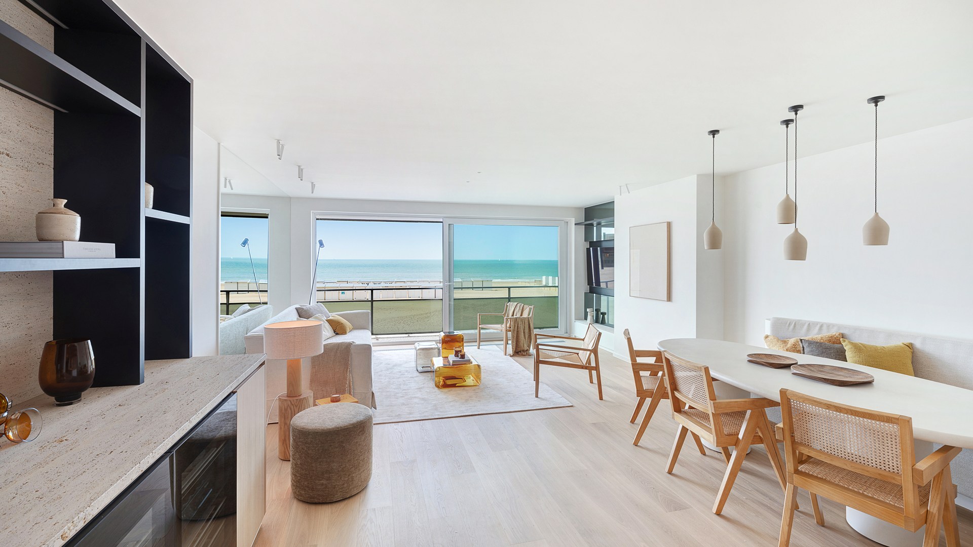 Op een absolute topligging aan de zeedijk in het Zoute bevindt zich dit prachtig gerenoveerde appartement op de eerste verdieping van een standingvolle residentie, met een gevelbreedte van 5,20 meter 