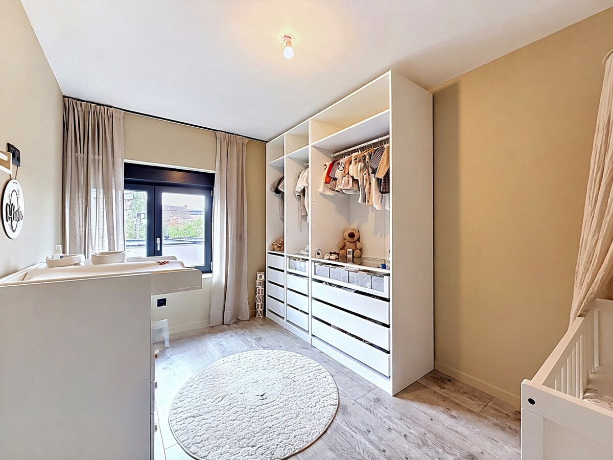 Gerenoveerde halfopen bebouwing EPC B met 3 slaapkamers, dubbele garage en tuin! 