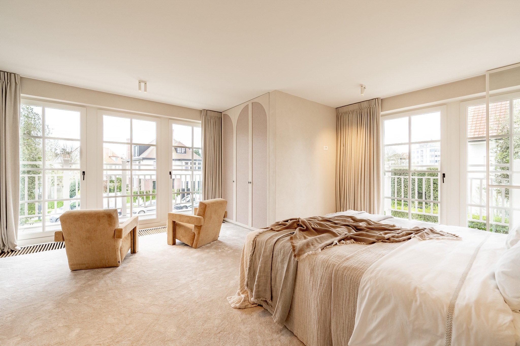 Prachtig gerenoveerde  halfopen woning op topligging nabij centrum, zee en strand 