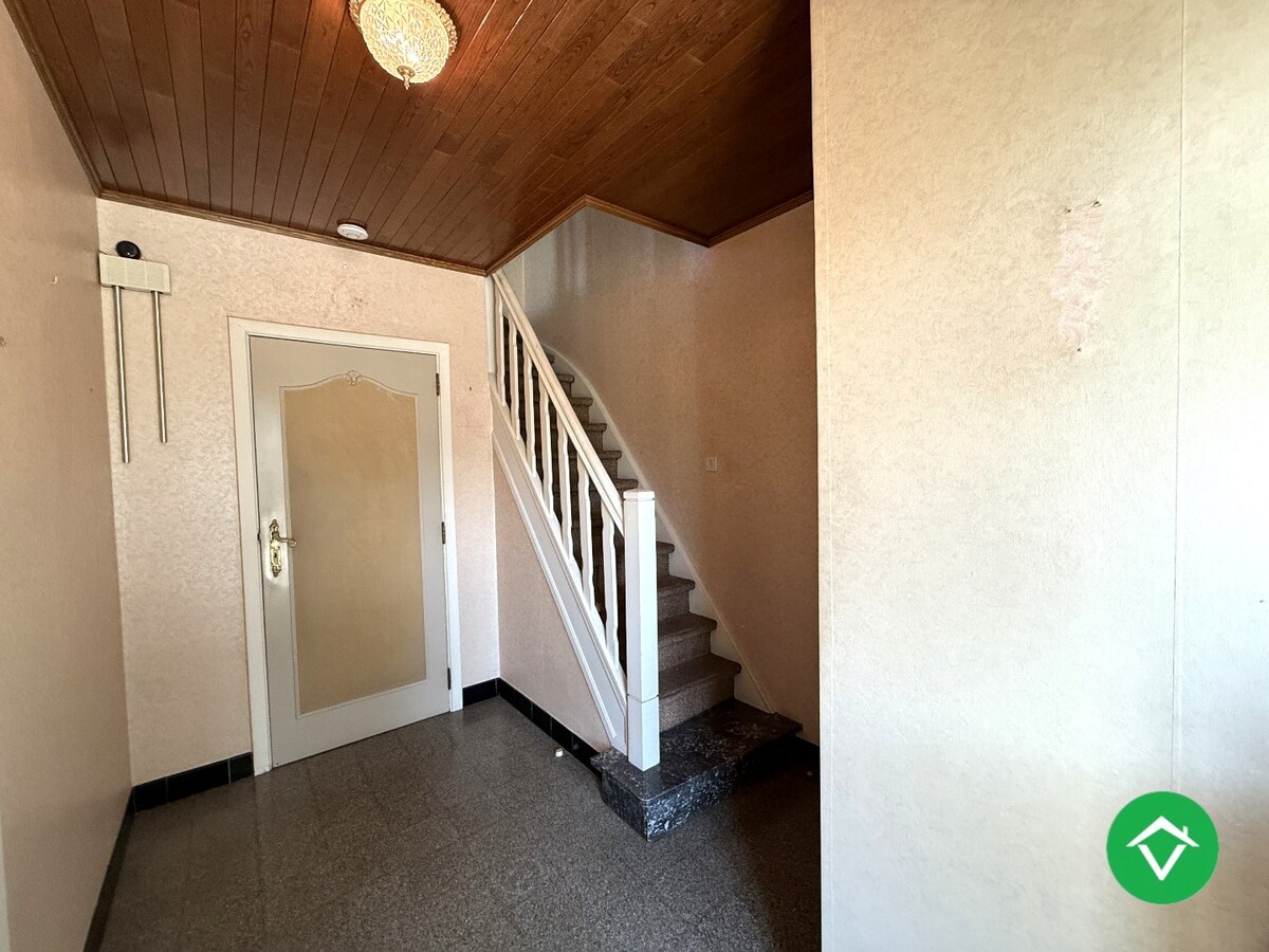 Stevige woning met 3 slaapkamers, tuin en garage in een rustige wijk te Rumbeke 