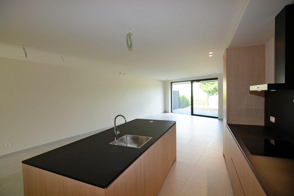 Gelijkvloers nieuwbouwappartement 124 m² met 2 slpk, tuintje en 2 autostandplaatsen. 