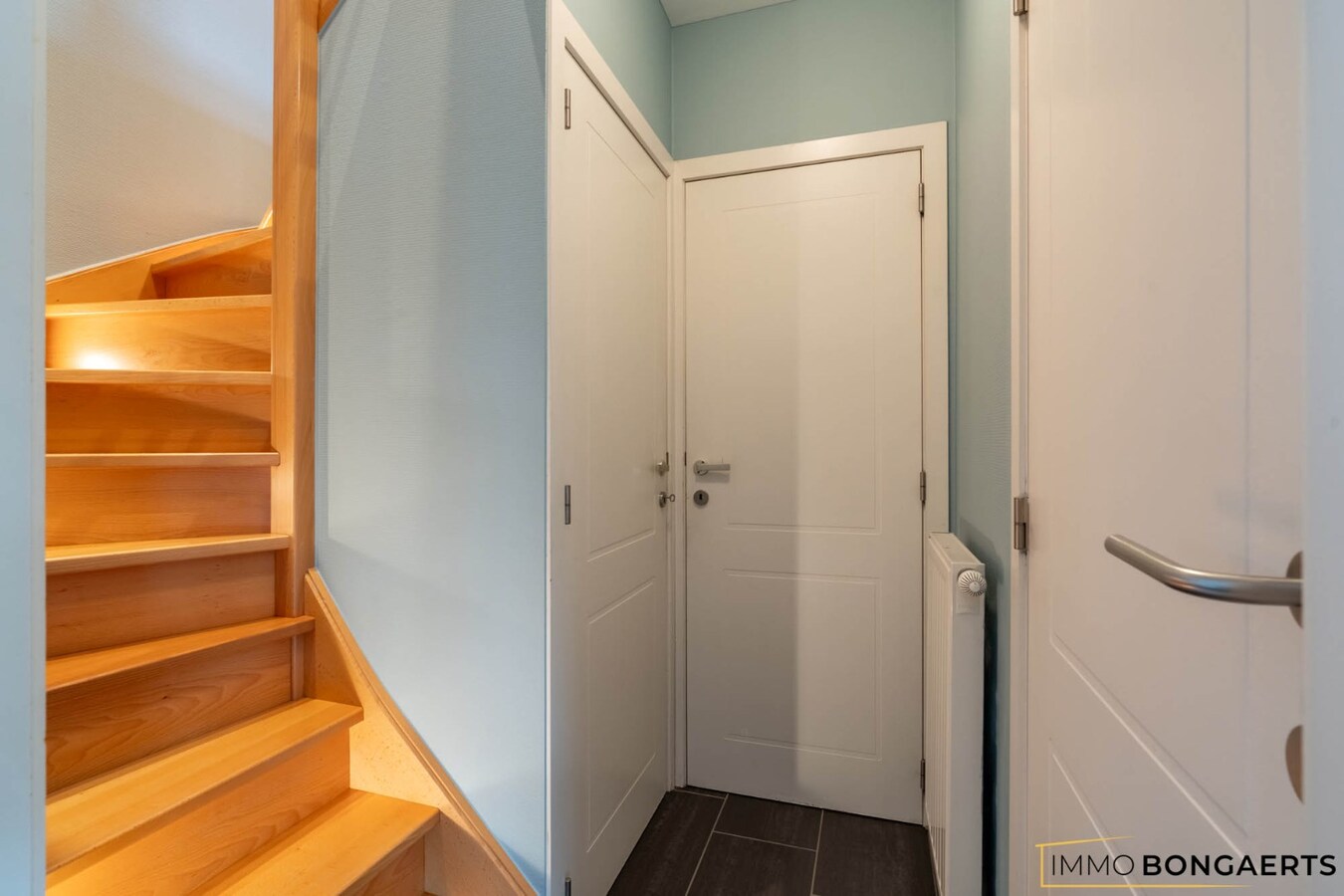 Ruime instapklare woning in het centrum van Neeroeteren met tuin, garage en 3 slaapkamers. 