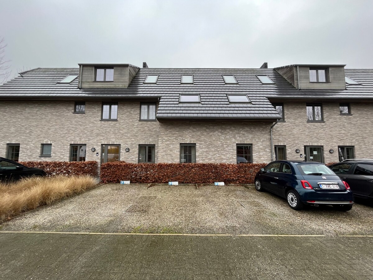 Recent, gelijkvloers 2-slpk-appartement 