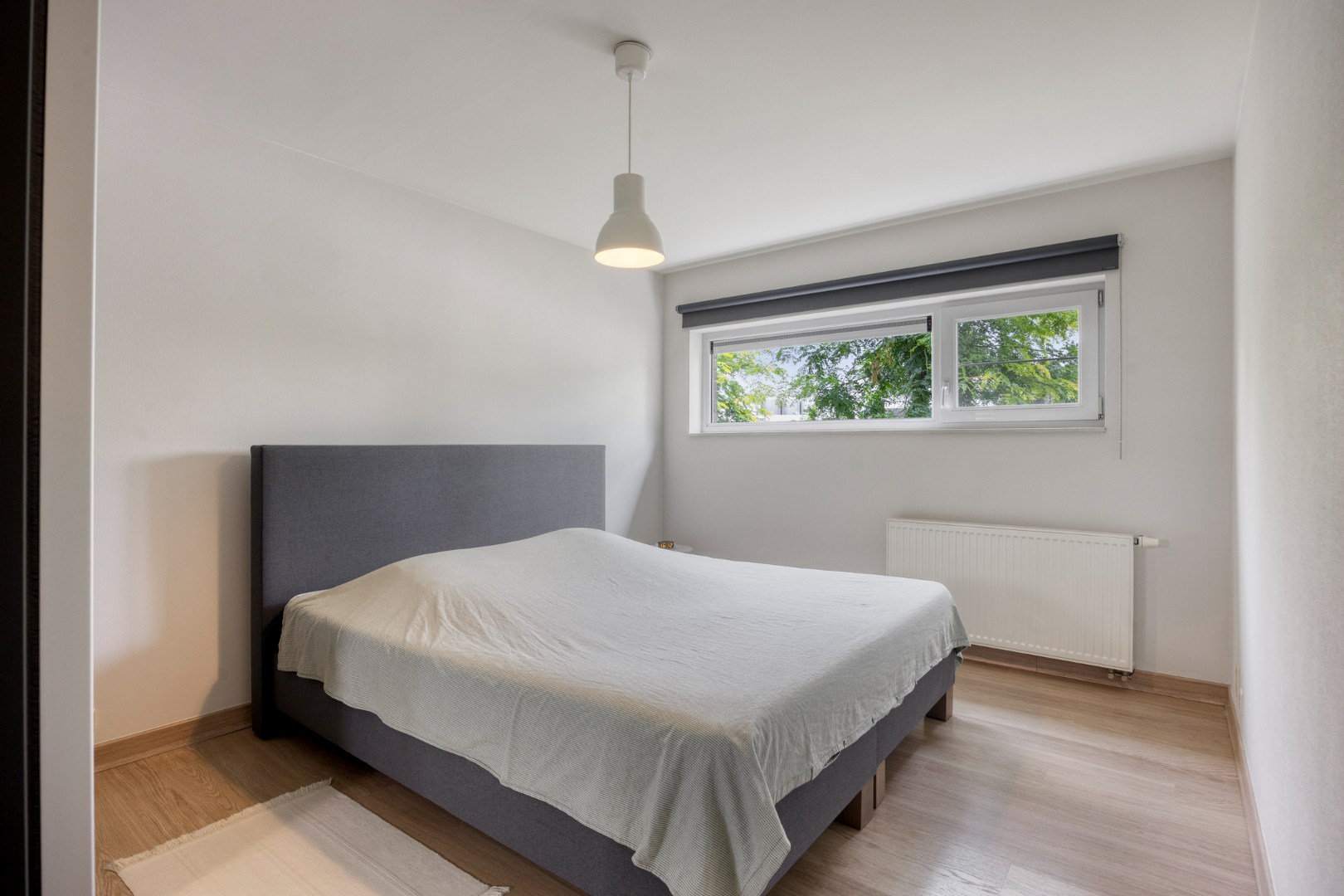 Gelijkvloers appartement met 2 slpk, 2 parkings en 2 kelderbergingen. 