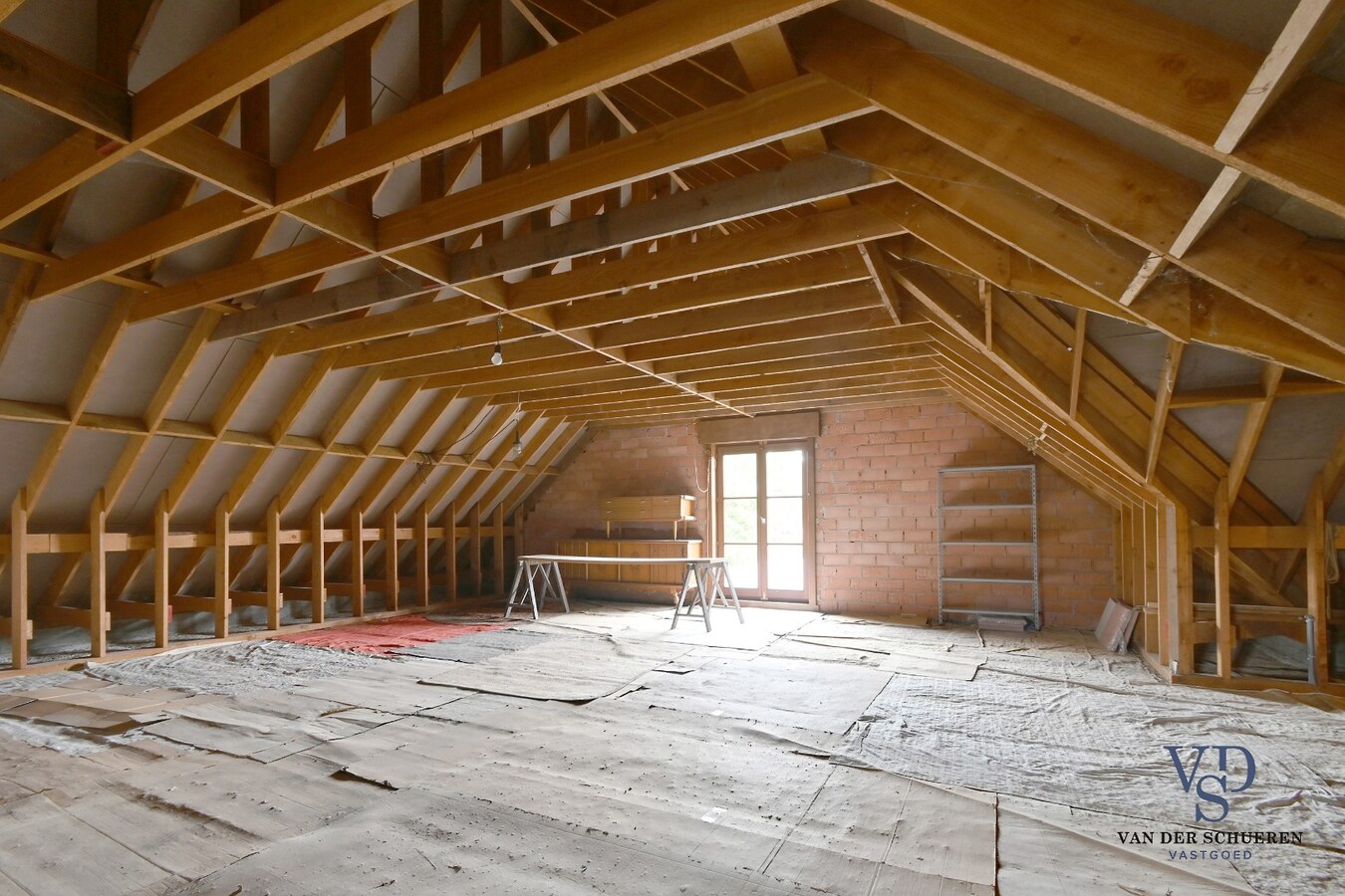 Bijzonder degelijke en ruime villa in doodlopende straat 