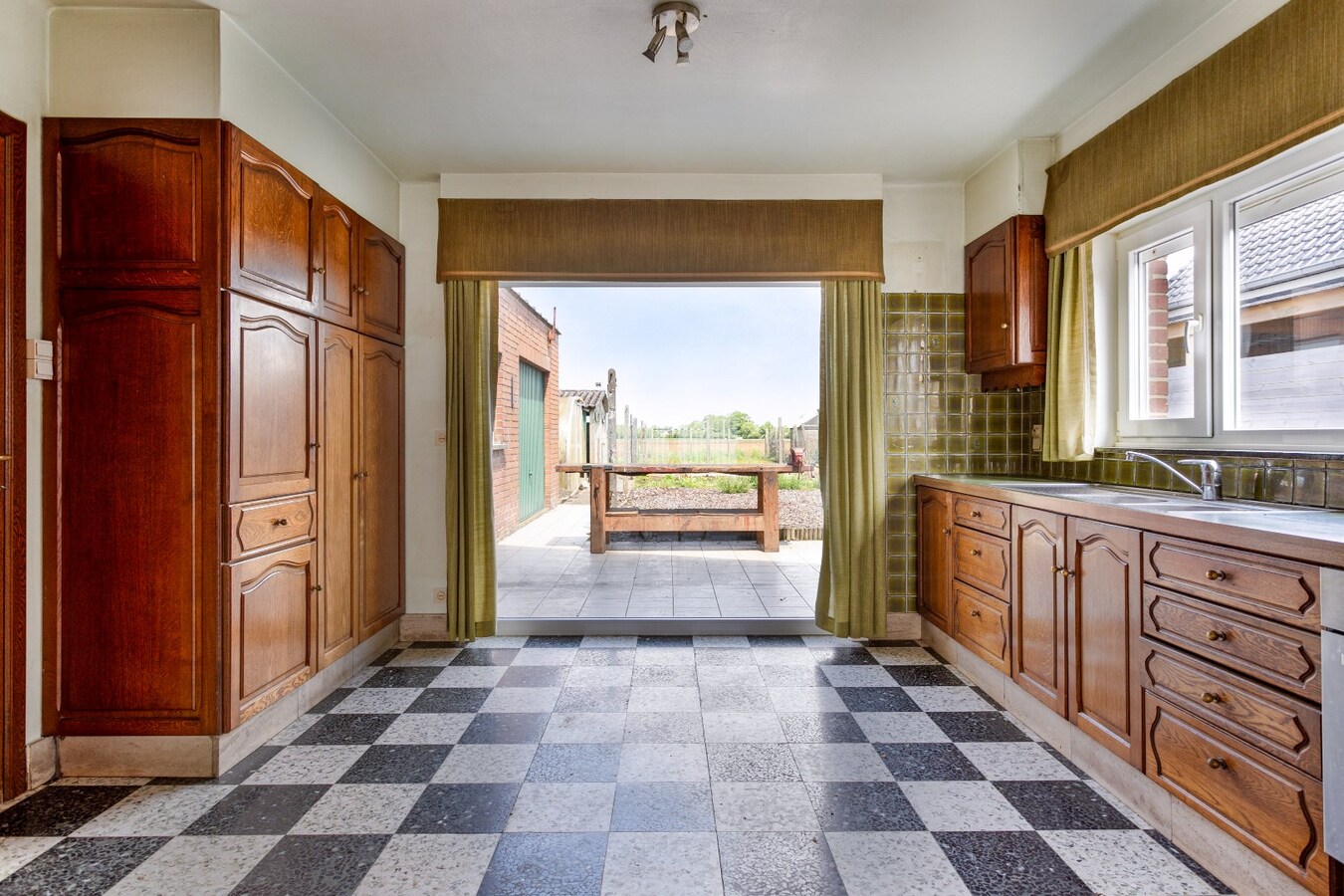 Te renoveren gezinswoning in prachtige villawijk in Mullem 