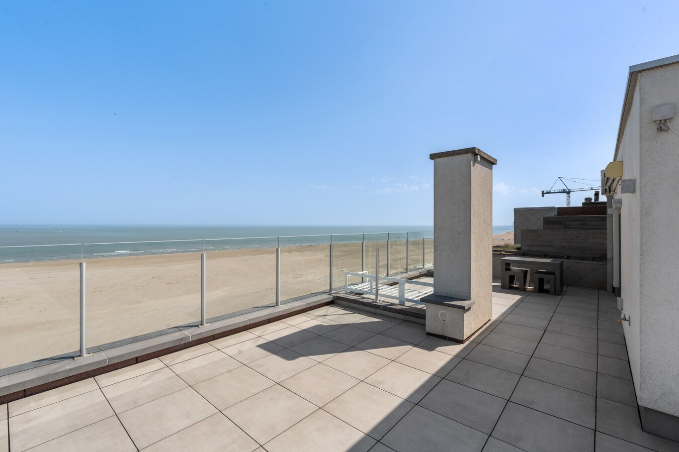 Exclusief hoekpenthouse met uitzonderlijk zeezicht en riant zonneterras in Heist. 