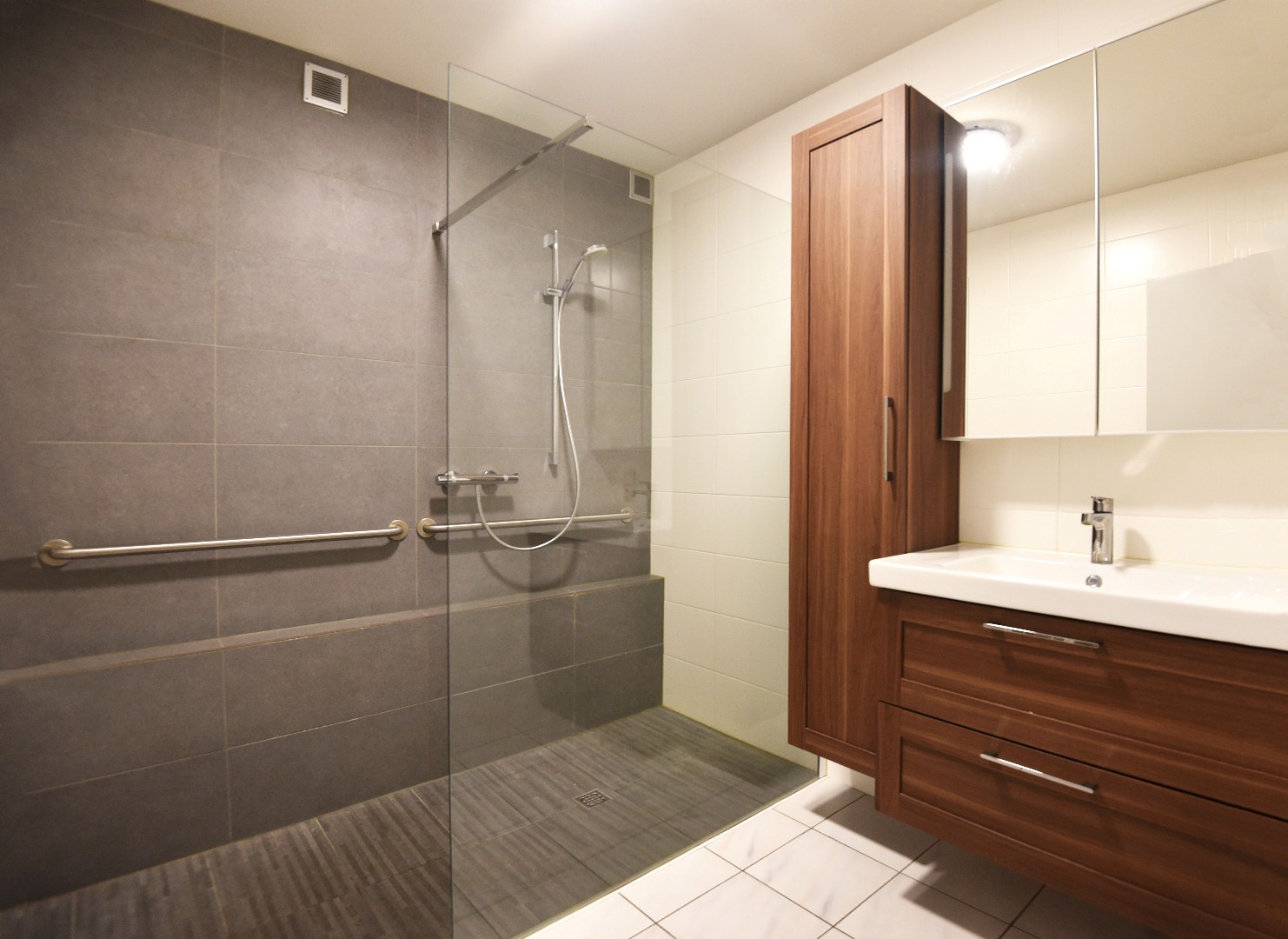 Ruim appartement met 2 slpks en ondergrondse autostaanplaats 