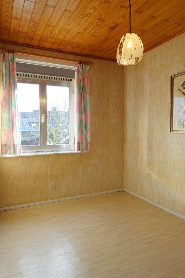 Rustig gelegen instapklare rijwoning met nabij gelegen garagebox 