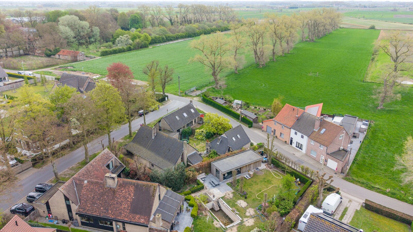 Ruim perceel van 955 m² met twee gekoppelde woningen – perfect voor kangoeroewonen in Gistel 