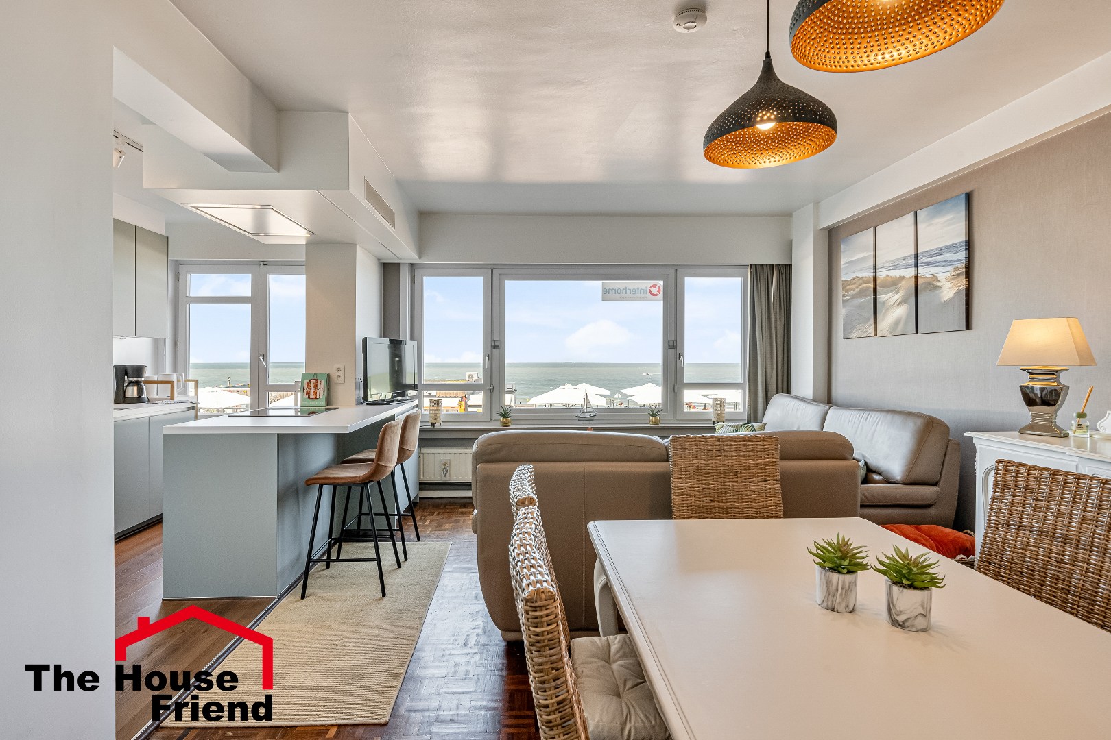 Ruim appartement met frontaal zeezicht op absolute toplocatie aan de Zeedijk in Blankenberge 