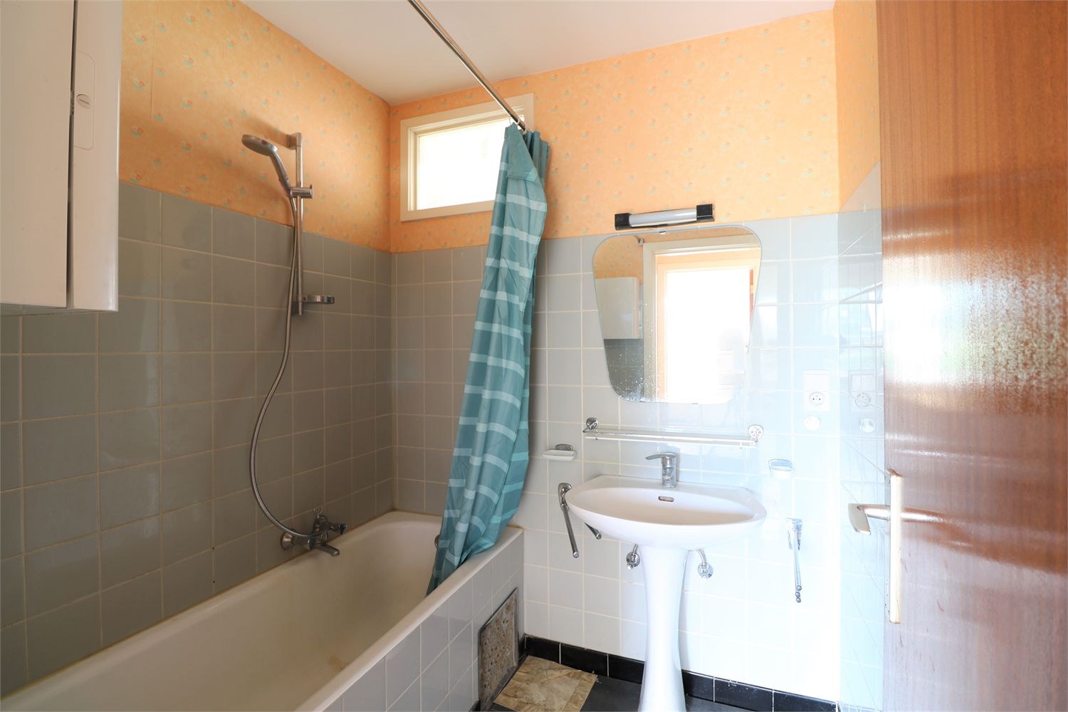 Licht en goed gelegen appartement te Sint-Niklaas incl. Garage 