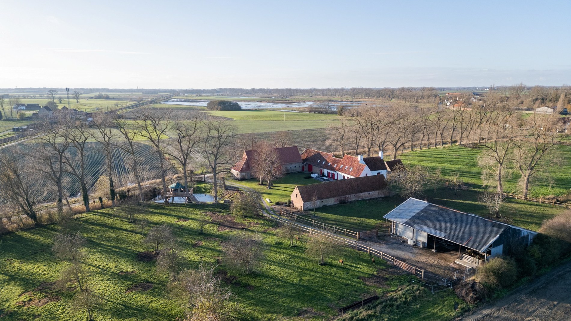 OPENDEURDAG Zondag 18/10 tussen 13u en 16u  (Westernieuwweg 80): Authentiek gerenoveerde hoeve te Varsenare — een uitzonderlijk landelijke eigendom nabij Brugge 