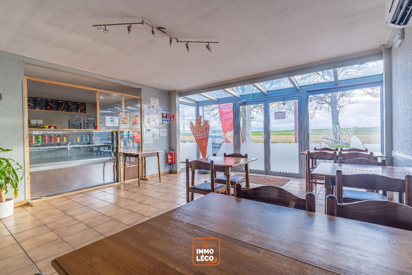 Bâitment et terrain à bâtir à Marquain située sur un axe principal 