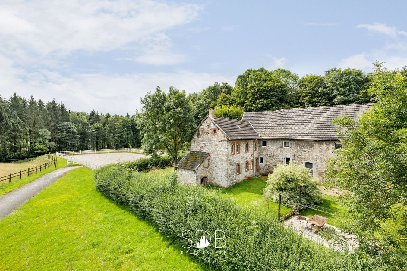 Hippische Complex met woonhuis en appartement op circa 31 Hectare 