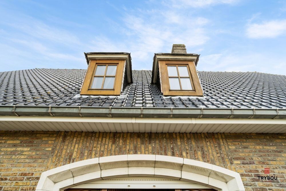 Ruime karaktervolle villa met 3 garages op 1099m² 