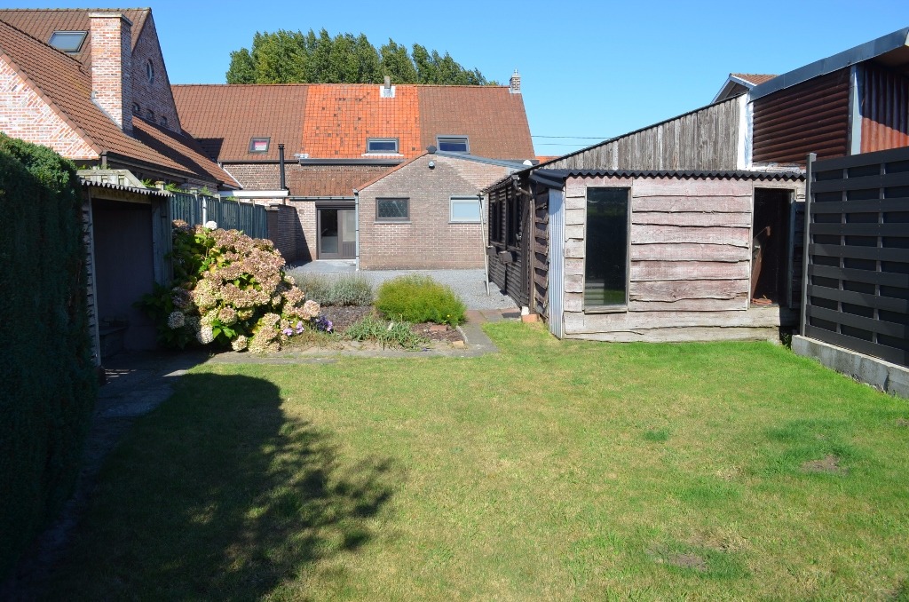 Rijwoning met 2 slpks en tuin te Adegem 