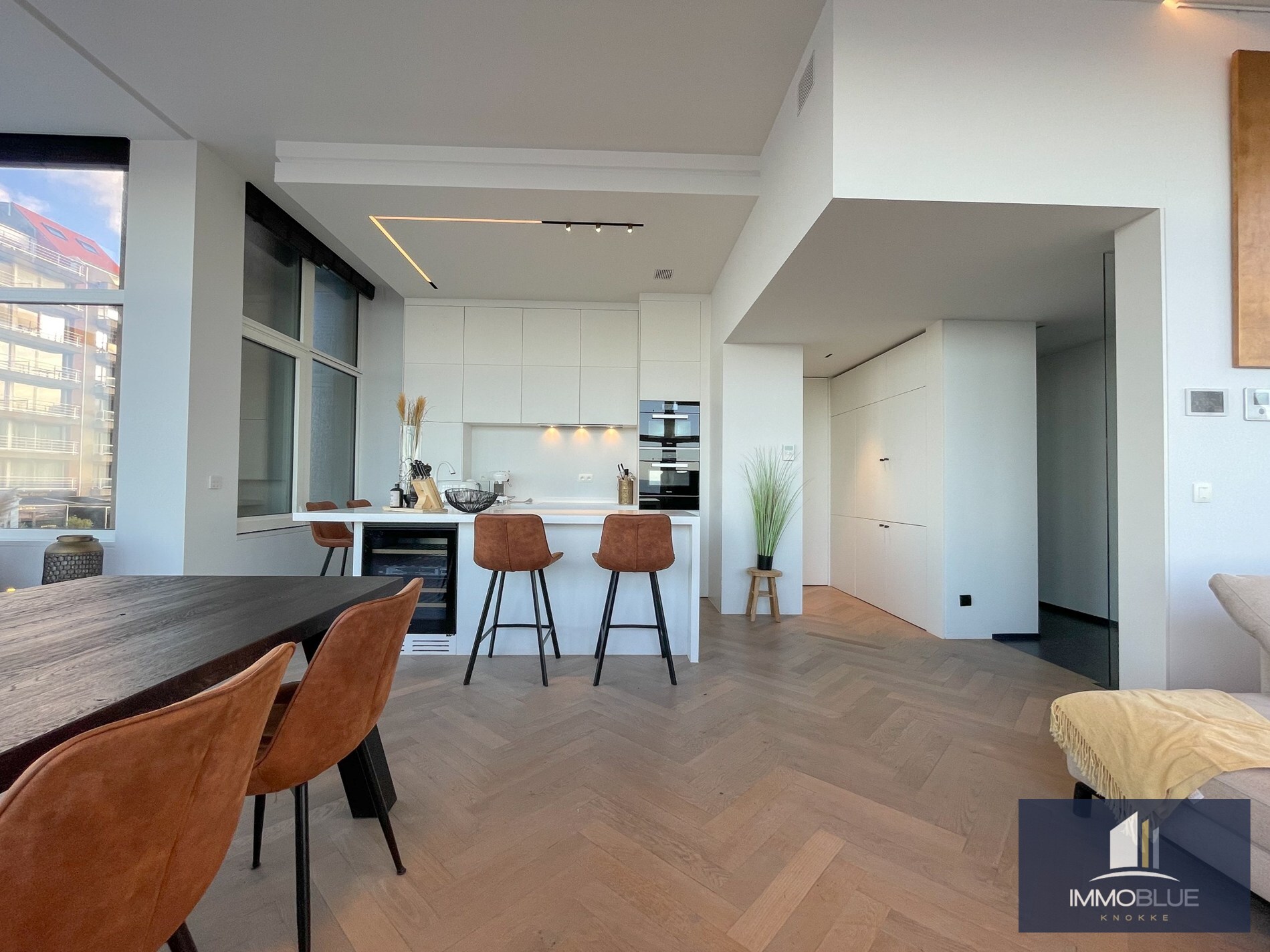 Uitzonderlijk, luxueus afgewerkt hoekappartement met frontaal zeezicht. 