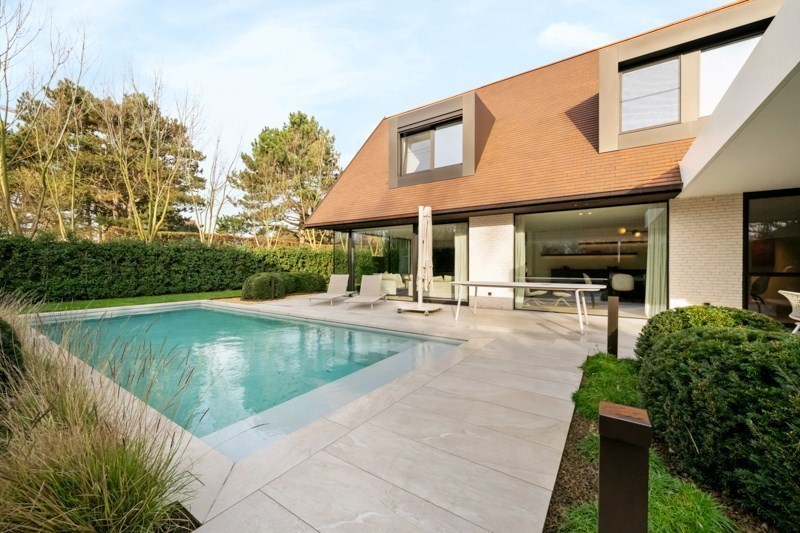 Magnifique villa jumelée récemment rénovée, située au calme entre le centre de Knokke et Le Zoute, avec une parfaite orientation Sud-Ouest. 