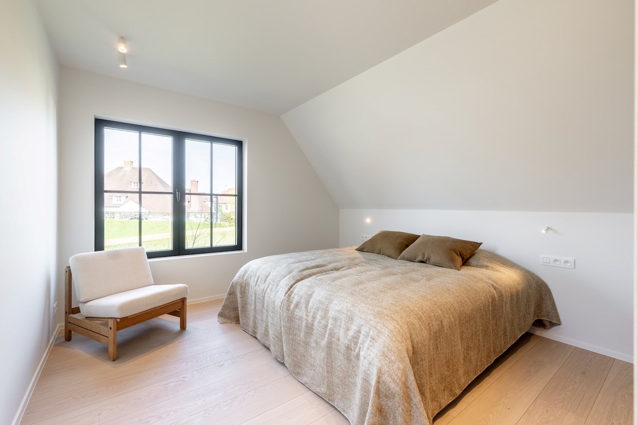 Prachtig gerenoveerde alleenstaande woning met oprit gelegen in een rustige wijk in Knokke nabij de Magere Schorre. 