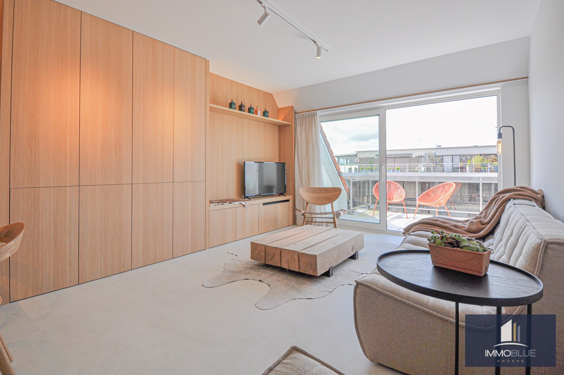 Appartement entièrement rénové avec une grande terrasse ensoleillée. 