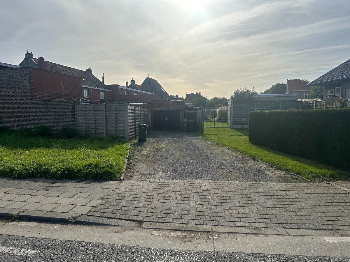 Vlot bereikbare woning met terras, tuin en achterliggende garage 