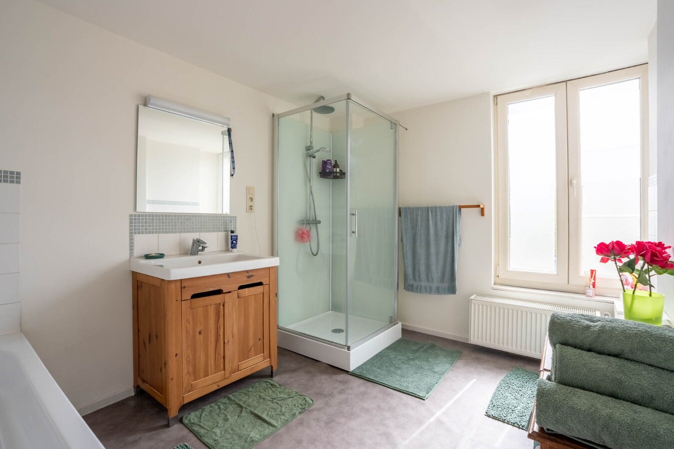 Een knusse rijwoning met tuintje en 3 slaapkamers, gelegen pal in het centrum van Maaseik. 