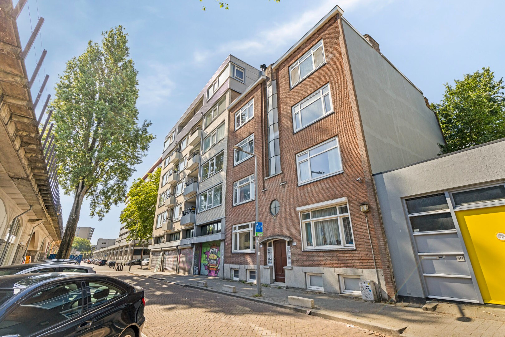 Turn-key 2 kamer (voorheen 3) appartement op steenworp afstand van Rotterdam centrum met een nette keuken, royale woonkamer en gelegen op eigen grond! 