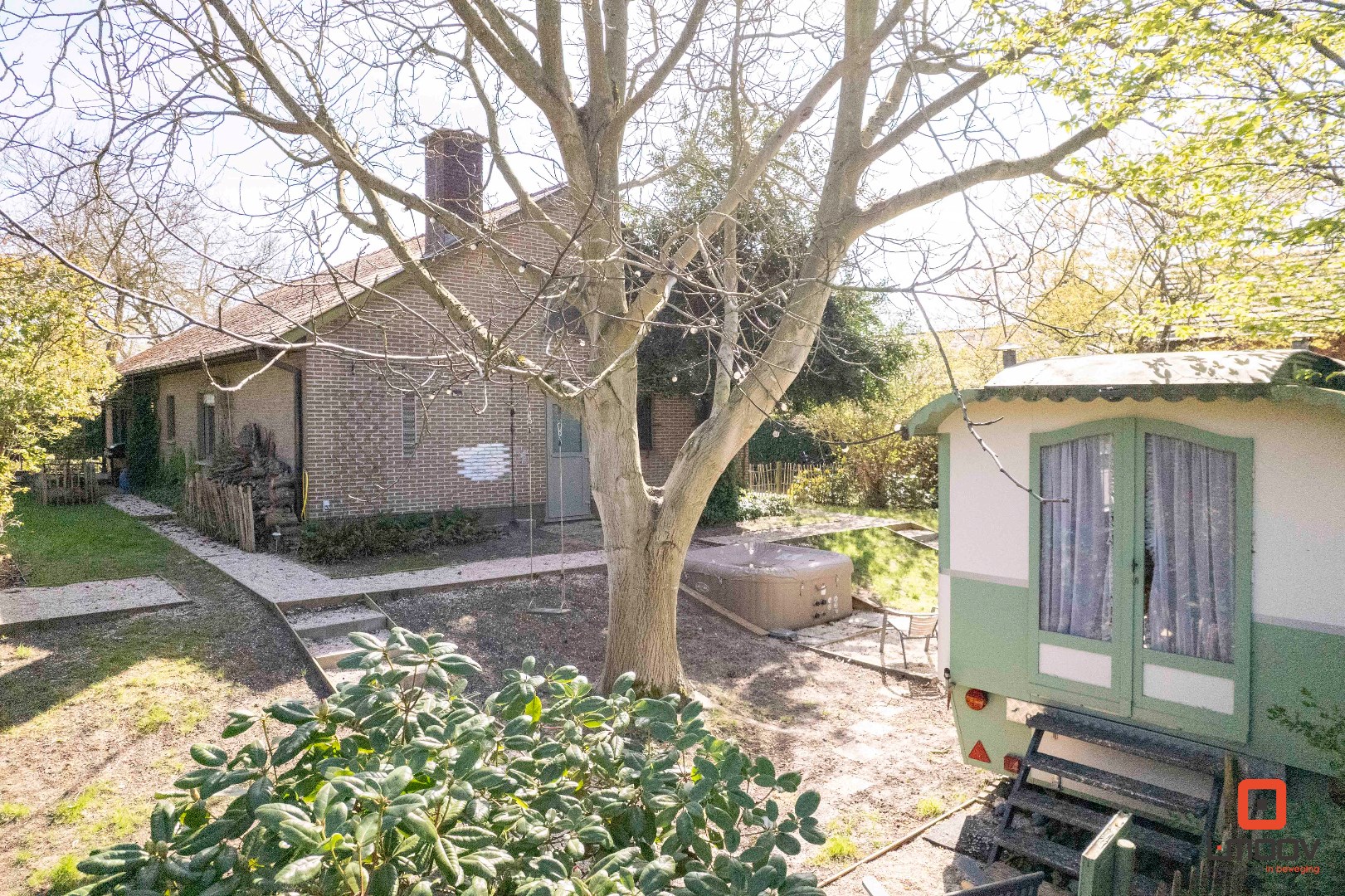 Open bebouwing met 3 slaapkamers en grote tuin in residentiële, groene woonwijk 