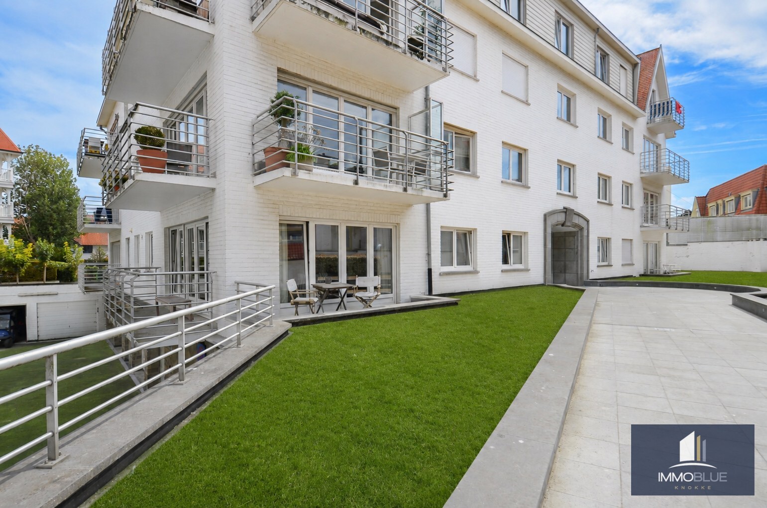 Stijlvol hoekappartement met tijdloze elegantie en een open zicht op de Kustlaan. 