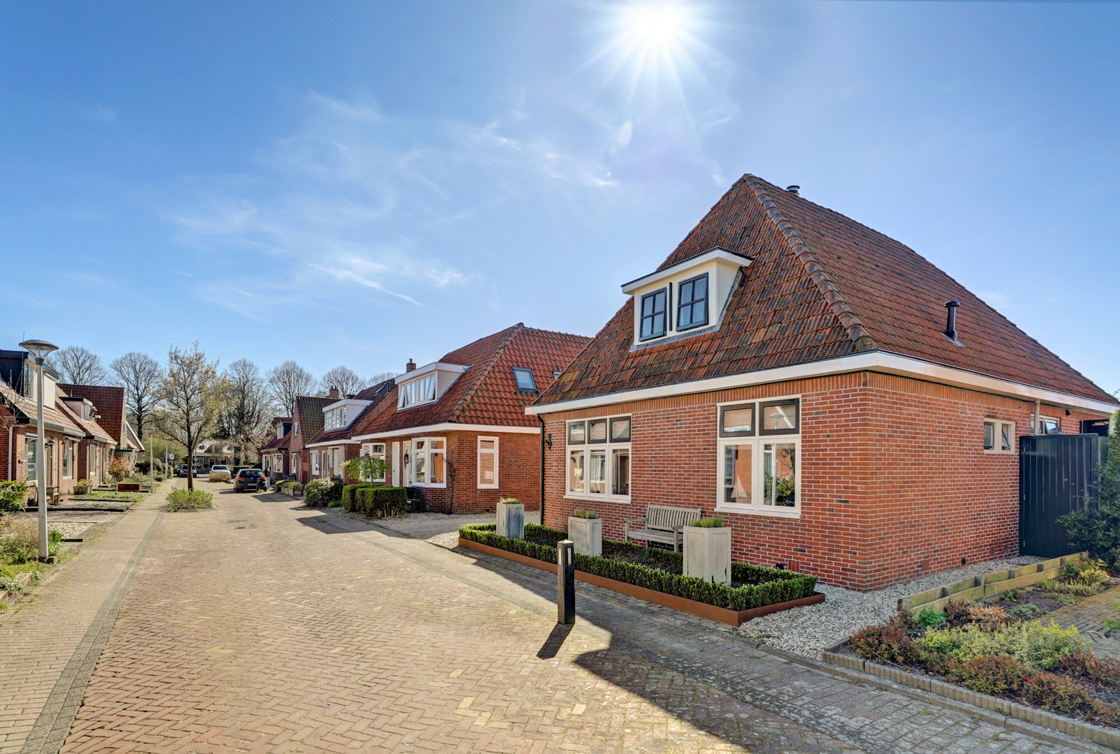 Vrijstaande woning met diepe zonnige tuin, overkapping en royale bijgebouwen 