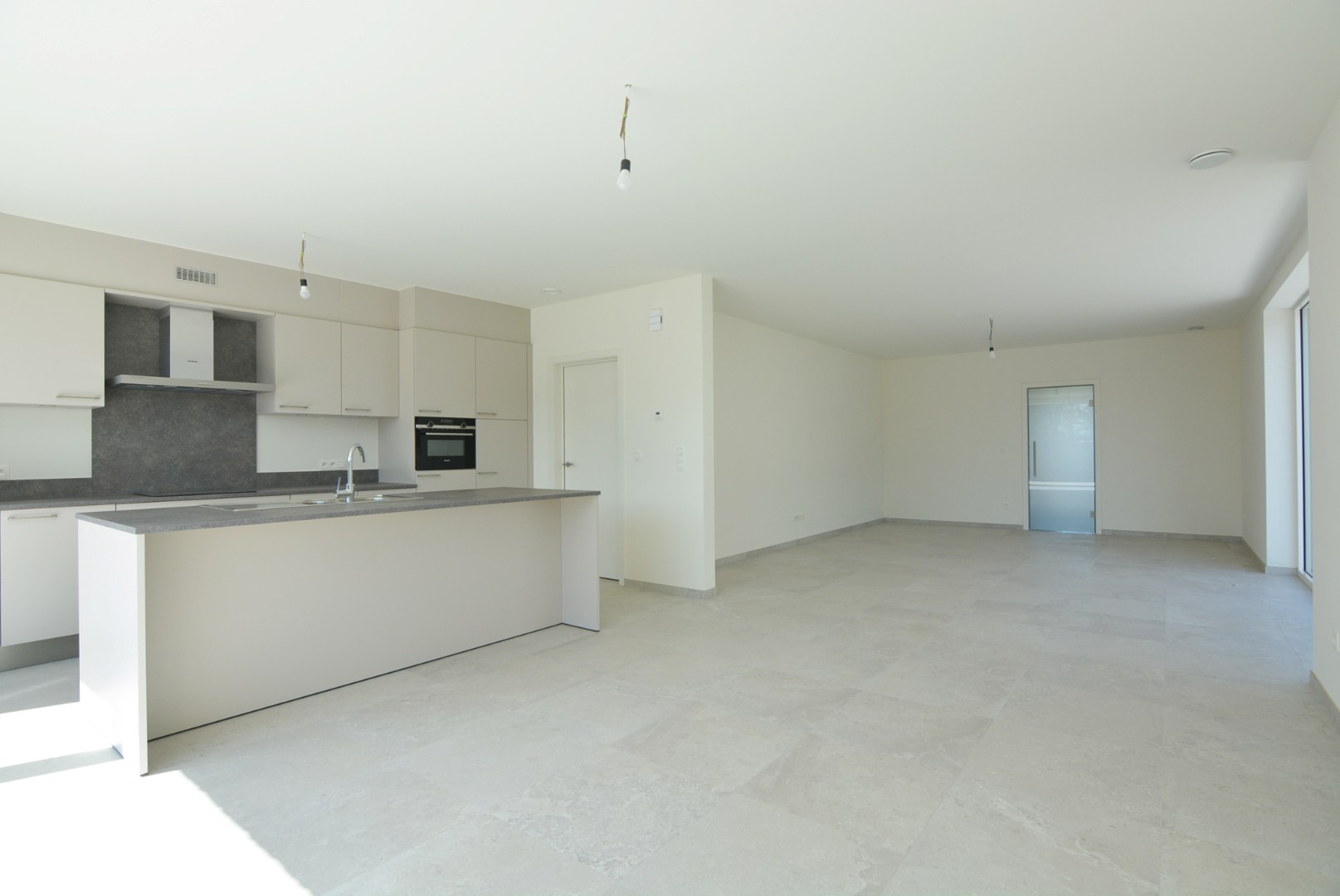 Moderne, energiezuinige, halfvrijstaande woning met carport op 3 a 80 ca. 