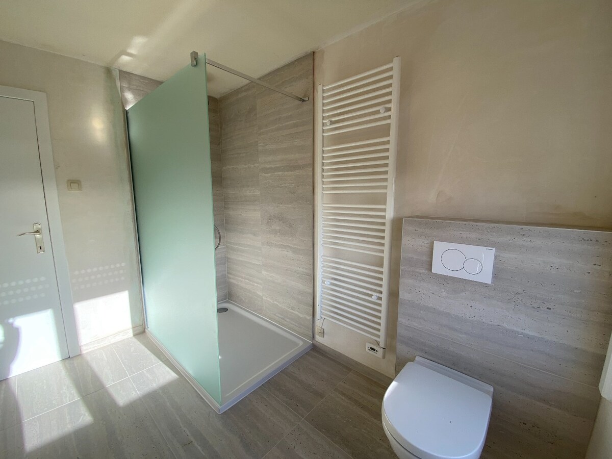 Ruime halfopen woning met garage, 3 slaapkamers en tuin 