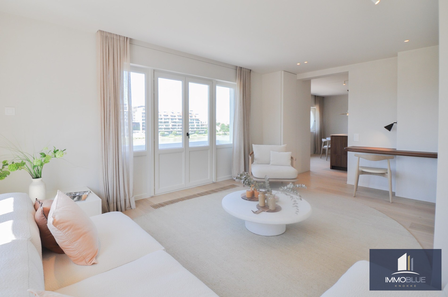 Volledig gerenoveerd hoek-appartement met een prachtig zicht op het Zegemeer. 