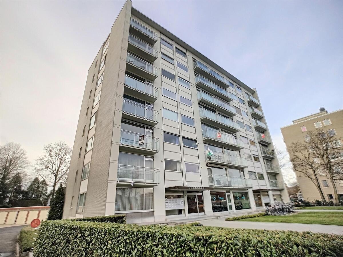 Een ruim (110m²), lichtrijk appartement MET garage op topligging aan het station - Brugge 