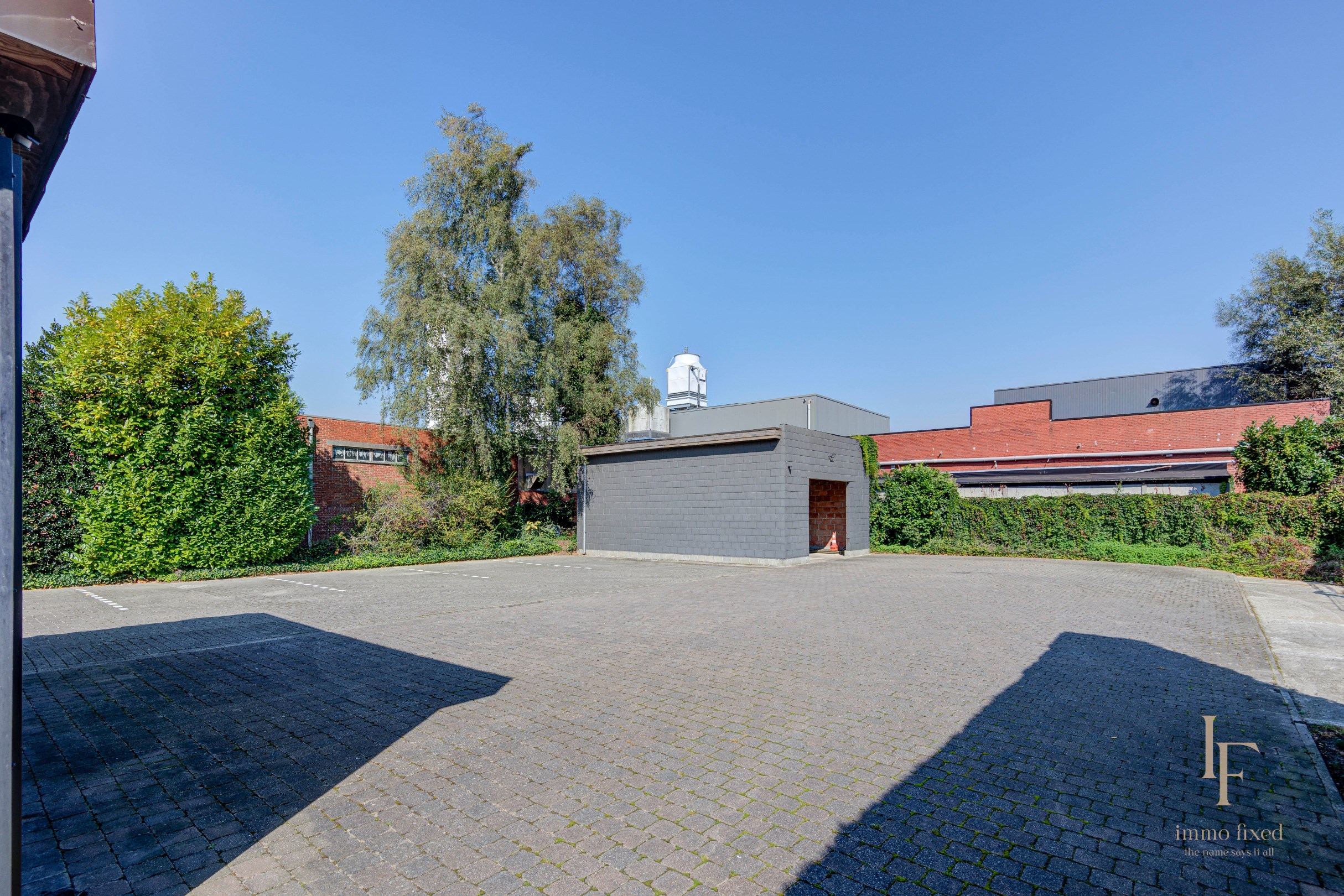 Villa met magazijn, garagebox en 12+ parkeerplaatsen te Kontich! 