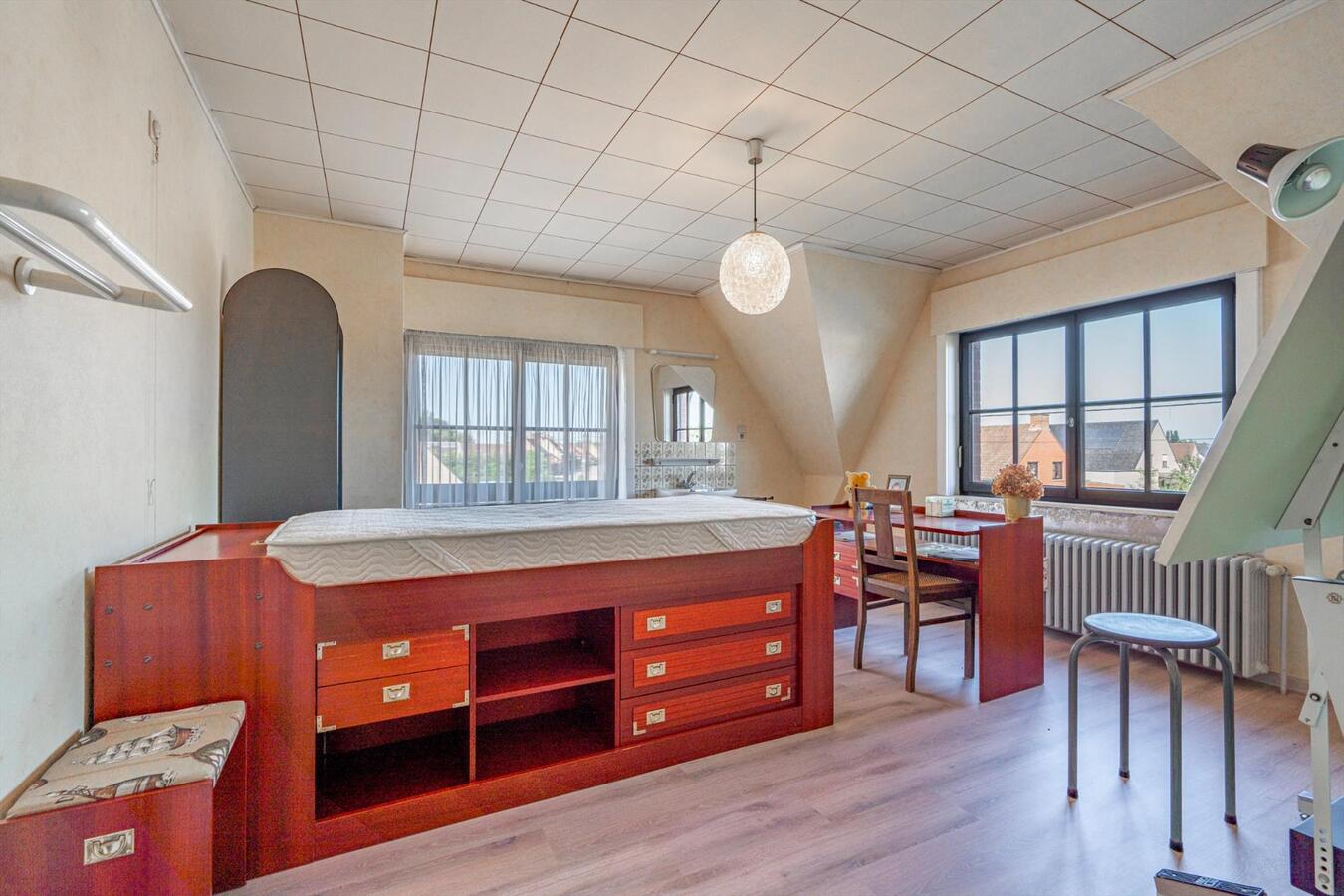 Grote woning met 6 slaapkamers en atelier op 2645 m² te Koekelare 