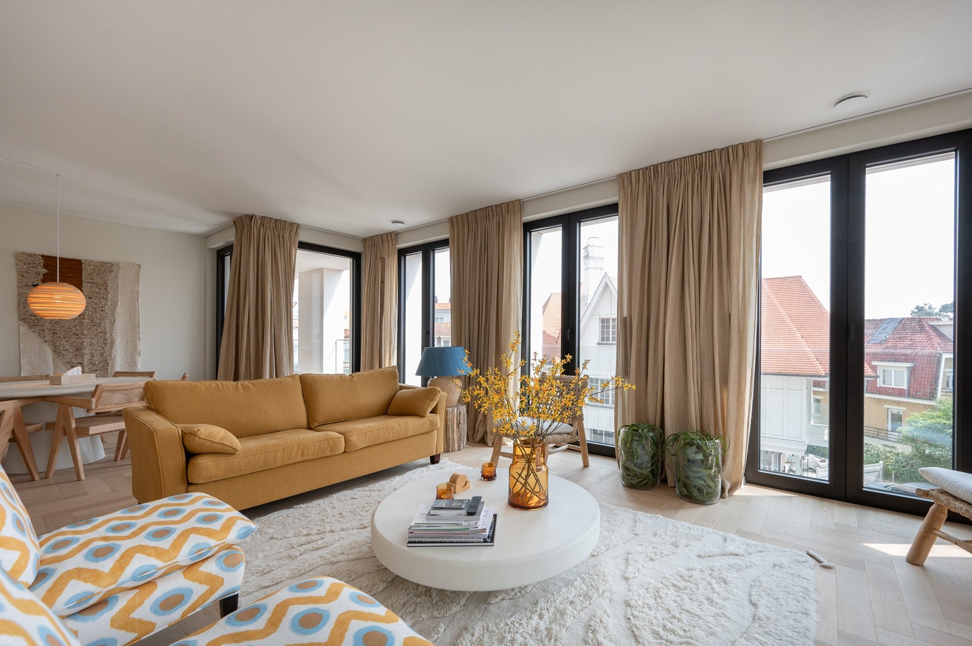 Au deuxième étage de la résidence exclusive Triangle Vert, un bâtiment inspiré de l'emblématique Flat Iron à New York, vous trouverez cet appartement d'angle exceptionnel. 
