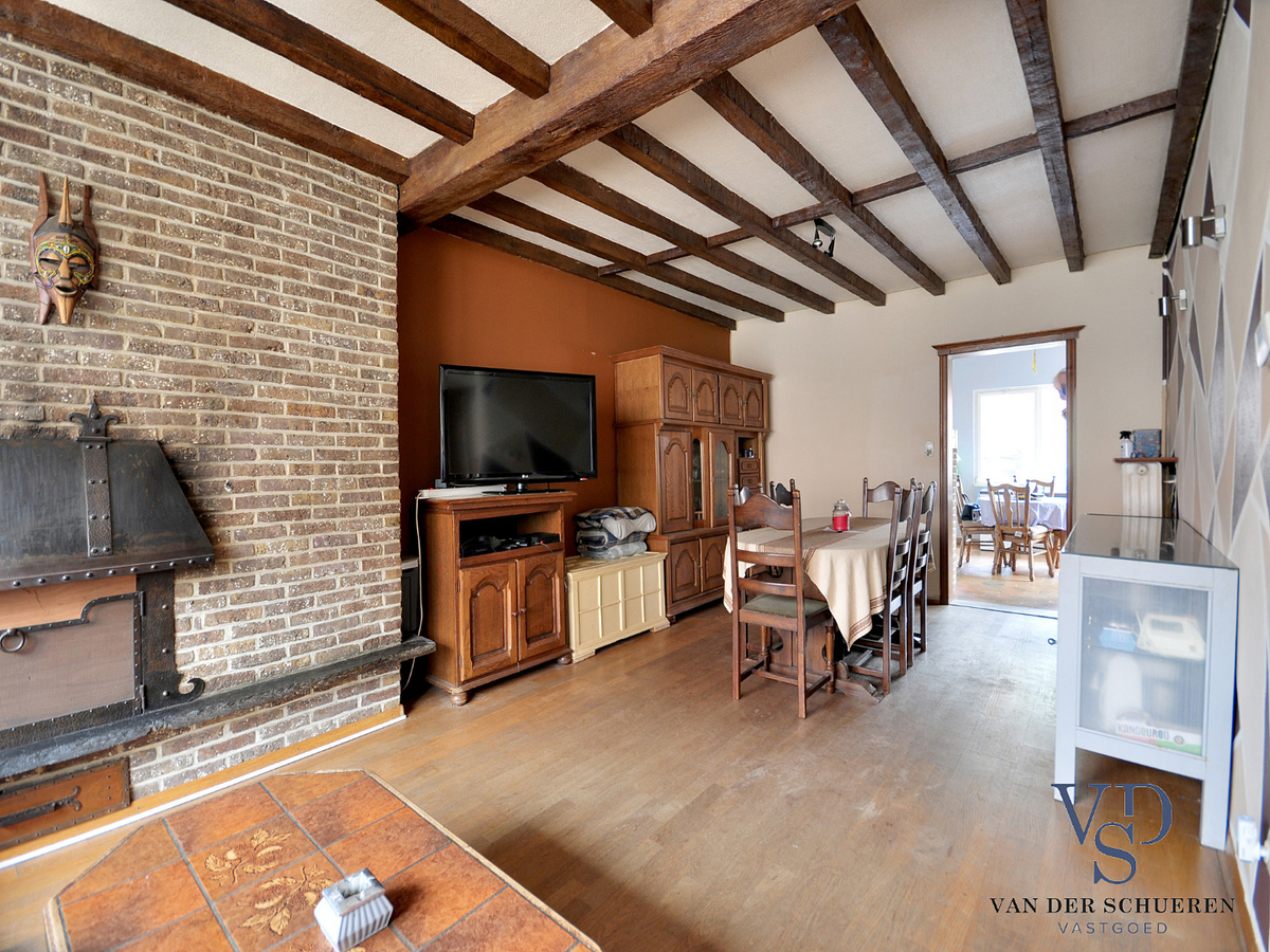 Op te frissen gezinswoning in hartje Gavere ! 