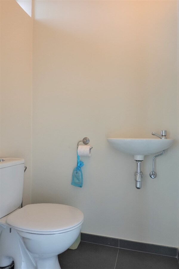 Ruim gelijkvloers appartement met koertje 