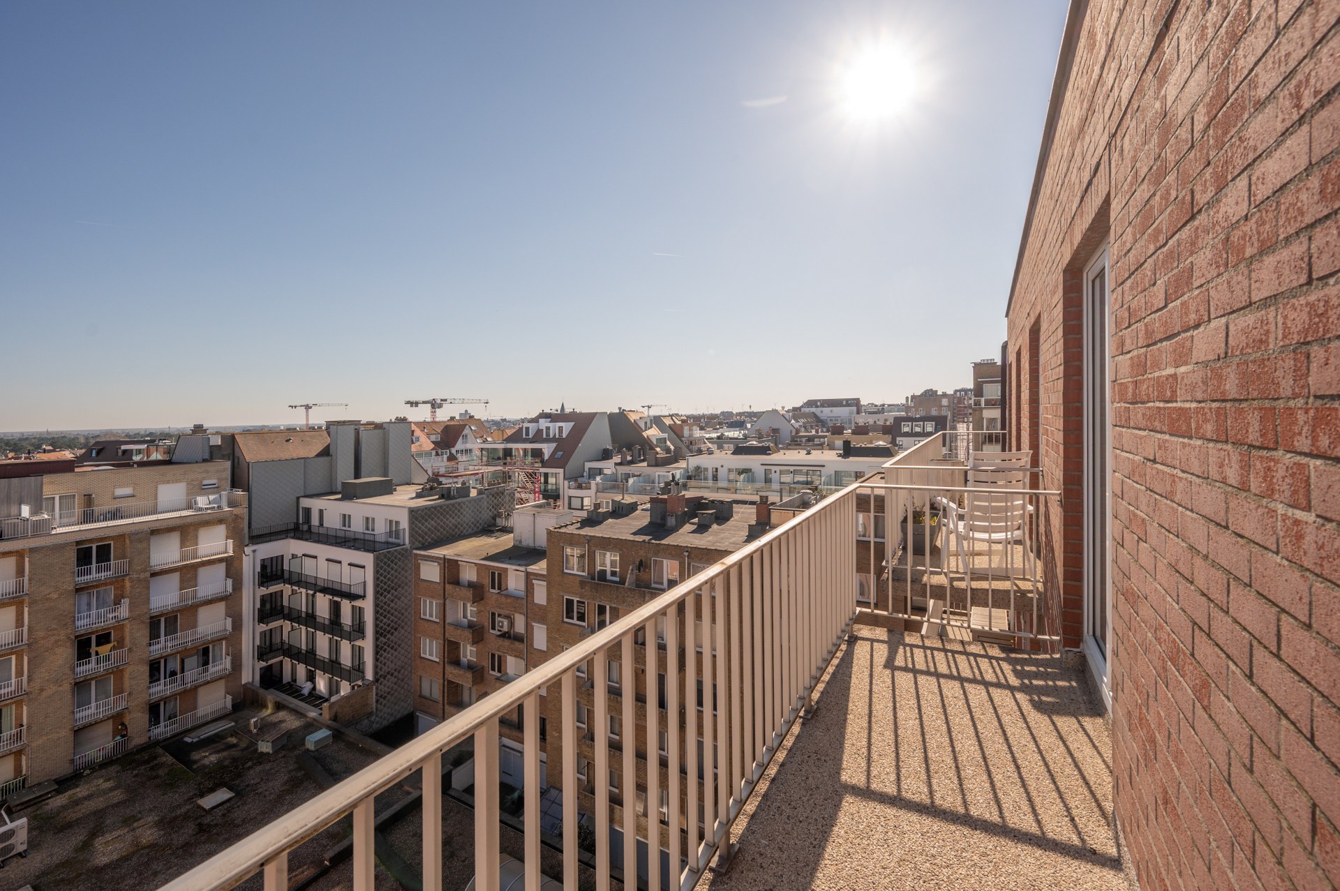 Prachtig gerenoveerd en instapklaar appartement met 3 slaapkamers en frontaal zeezicht, gelegen in een prestigieuze residentie op de zeedijk in het Zoute. 