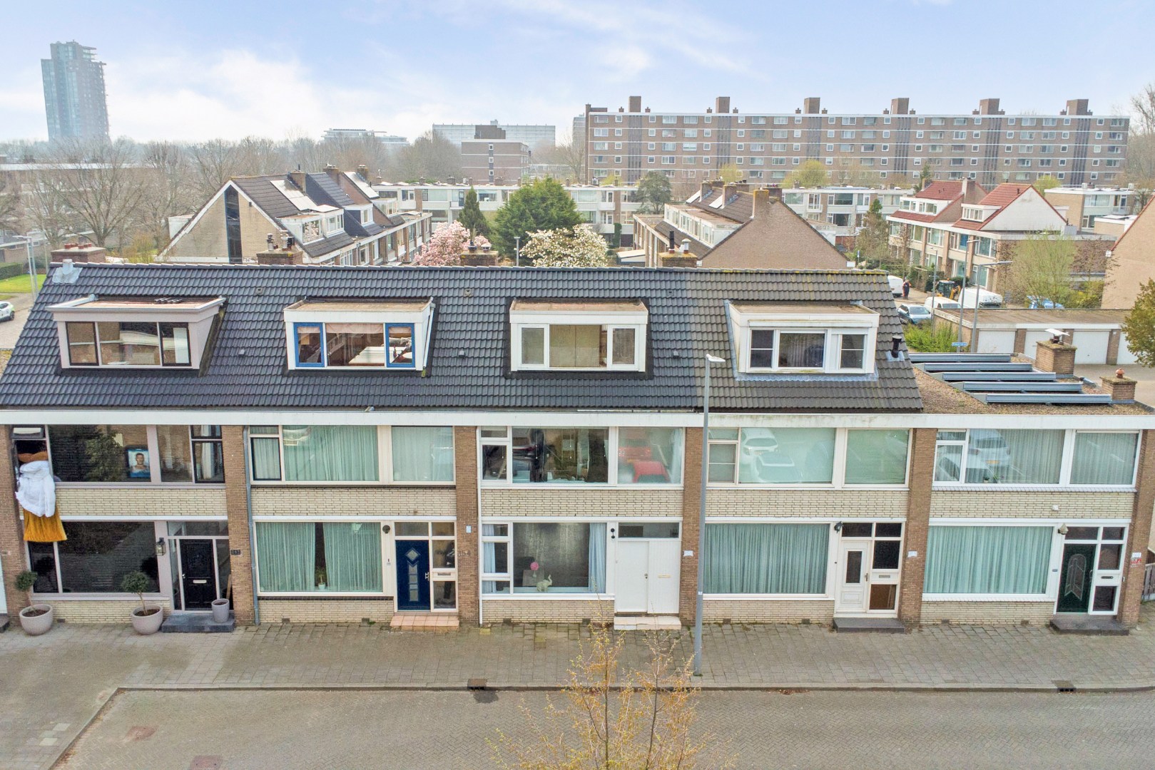In het geliefde "Lage Land' is gelegen deze uitgebouwde 5-kamer tussenwoning met zonnige en diepe tuin en geheel gelegen op eigen grond. 