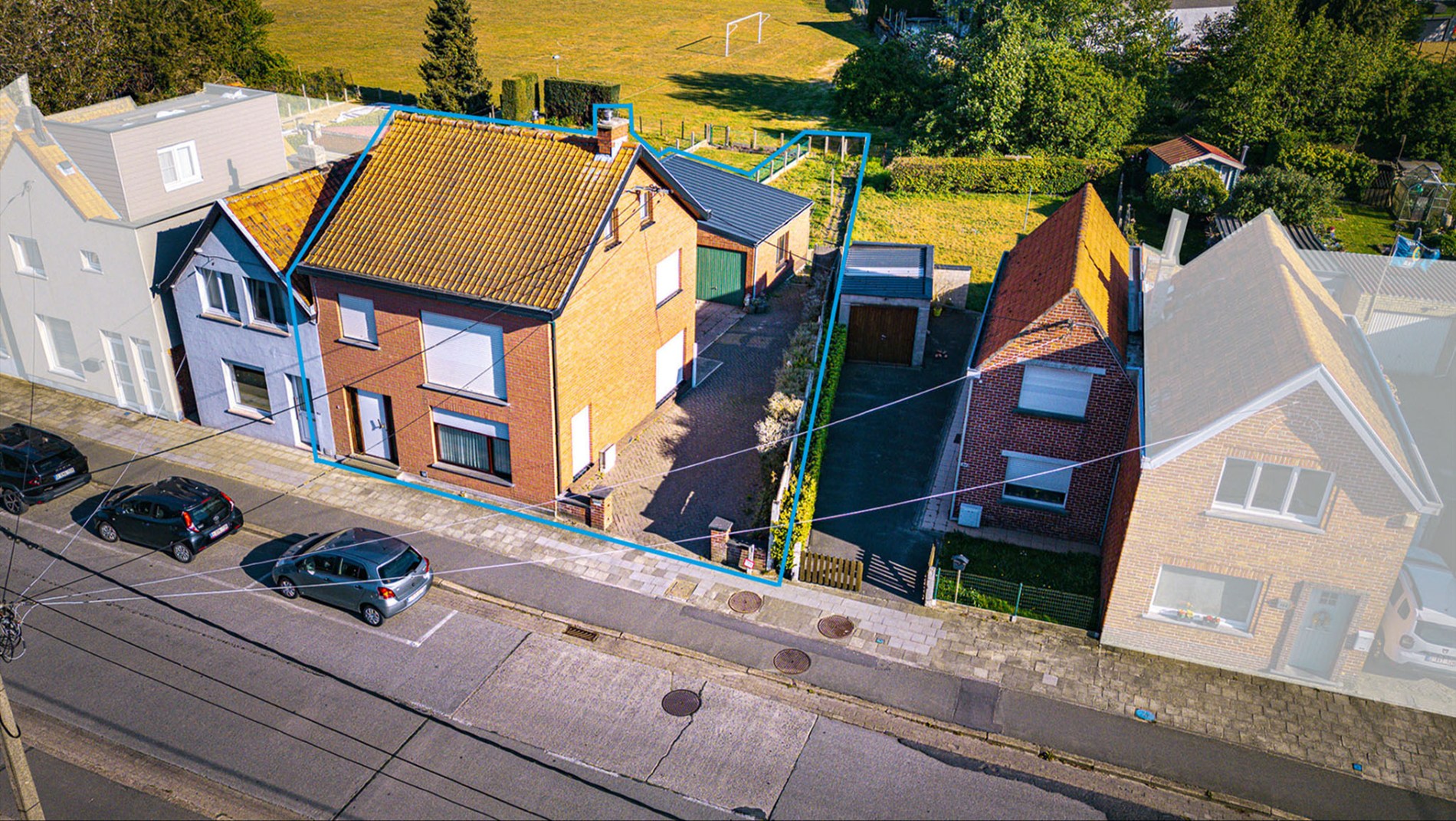 Halfopen bebouwing op 267m² met 3 slpks, garage en tuin te Maldegem 