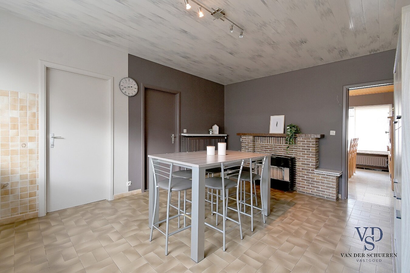 Gelijkvloerse woonst, in een residentiële wijk. 