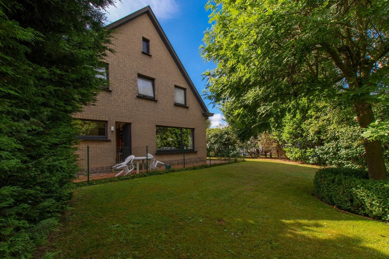 Statige, te moderniseren villa in een residentiële wijk - Blankenberge 