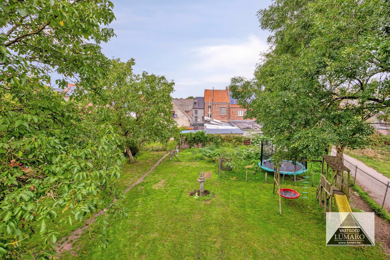 As-centrum: 2 op te knappen woningen met royale tuin 
