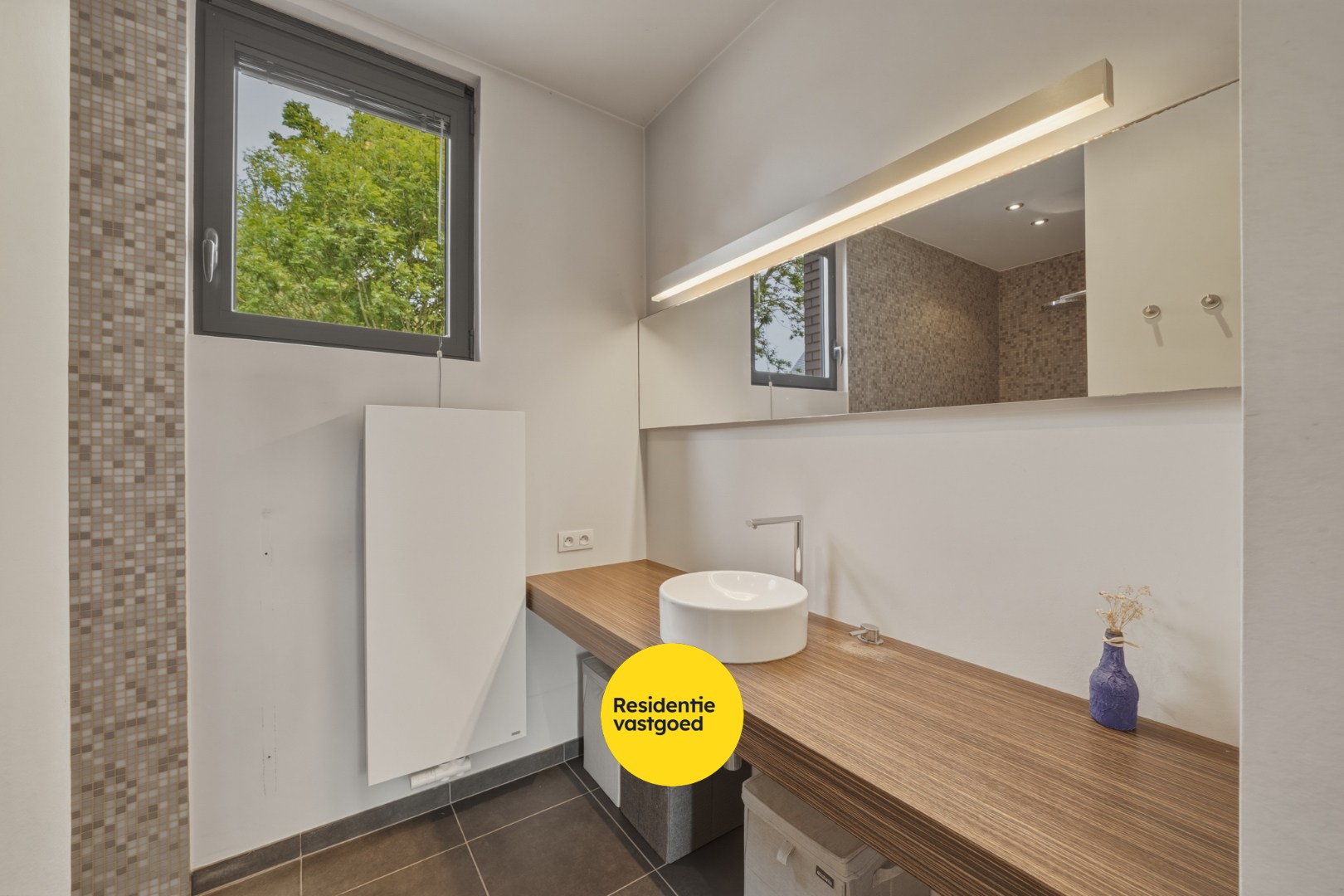 Ruime instapklare woning met zongerichte tuin in hartje Oudenburg 