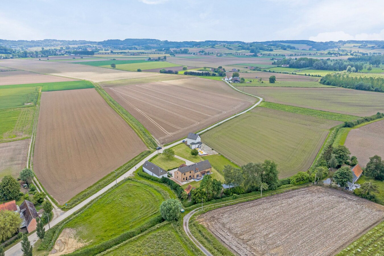 Uitzonderlijk gelegen landelijke villa met bijgebouw 